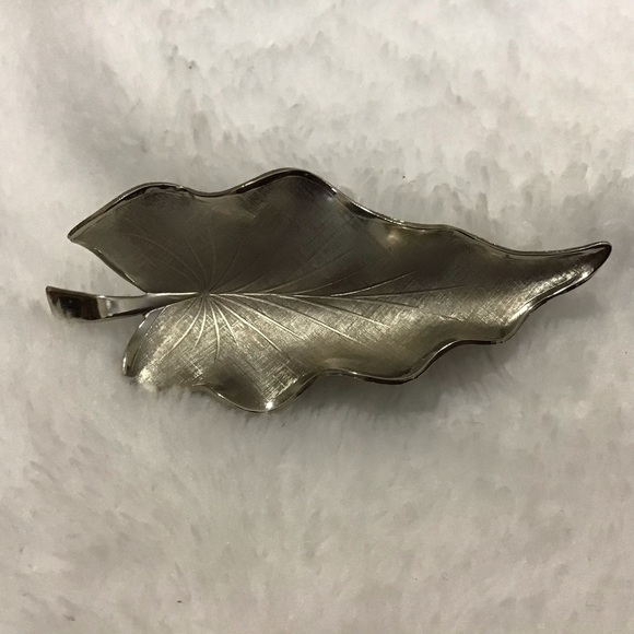 Vintage Giovanni Leaf Brooch Silver Tone. Astonishing Leaf Vein Texture - Picture 2 of 4